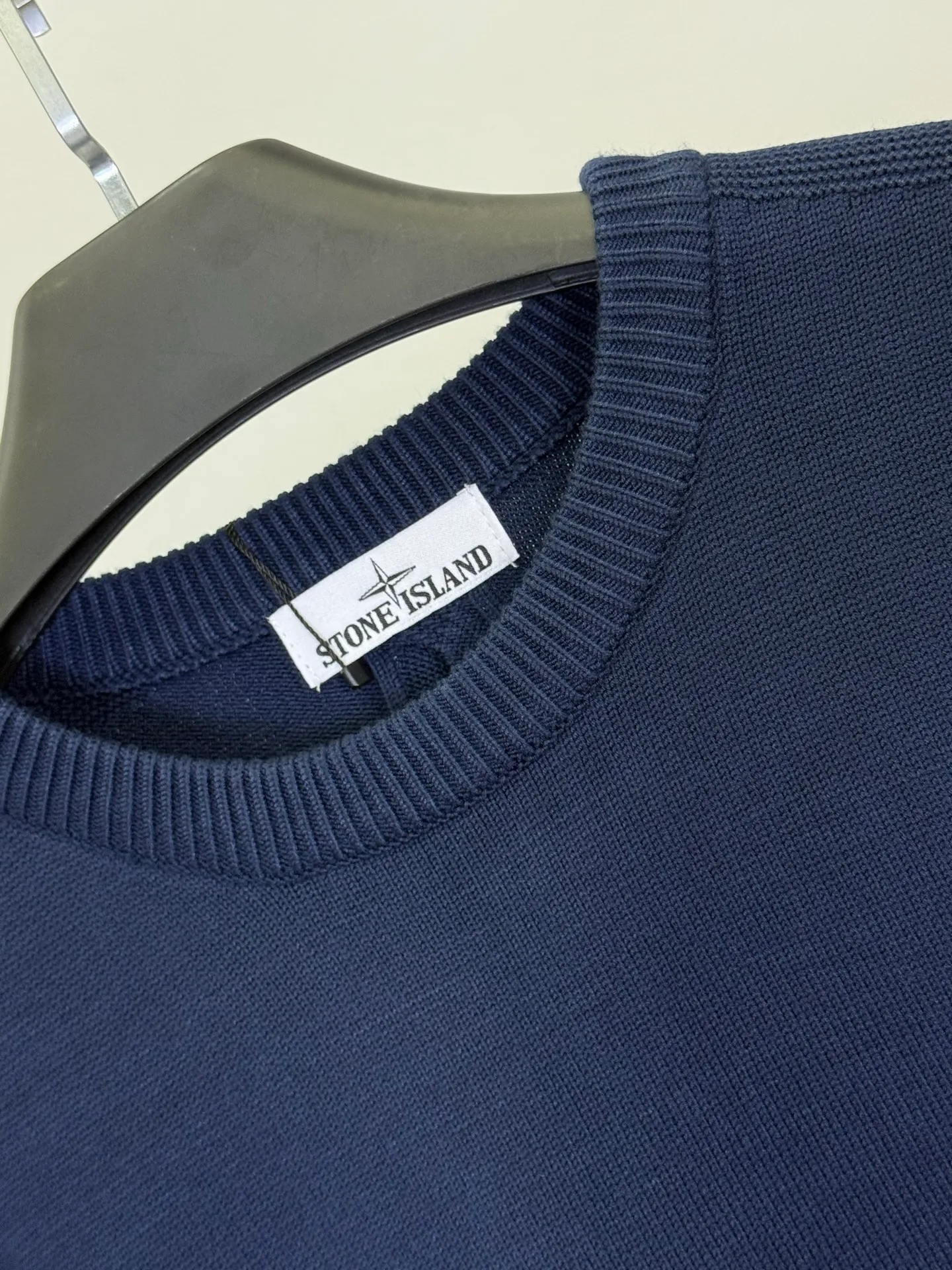 P400 💕Stone Island’s knitted sweater turns the workwear texture into a street-recognizable card. In the “style coordinate system” of trendy brands, Stone Island’s navy blue round-neck knitted sweater is the golden intersection of “function and style”.  It uses solid knitting technology to create a neat silhouette. The low-key cross logo on the chest and the brand's iconic detail design are the fashionable luxury code engraved in the DNA of Stone Island. The navy blue model hides a hard-core texture in simplicity; the classic round neck is suitable for all styles and is a "style converter" in the wardrobe.  As an ingenious work of an Italian fashionable luxury brand, its knitted texture is crisp and tough, and the upper body has a tough aura of workwear style while being comfortable for daily wear. Whether paired with overalls to create a functional trend, or paired with jeans to create a street style, you can easily wear it with a high-end feel that is instantly recognizable to fashion industry veterans.  This autumn and winter, let it become the "dark blue medal" in your wardrobe and unlock the daily functional aesthetics of Stone Island~